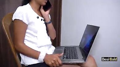 Hindi mai gandi baat karke office girl se desi sex maza