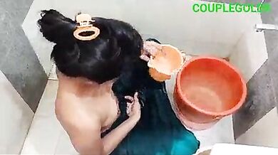 Nahati hui aunty ne peshaab karke ladke se doggy chudai ki