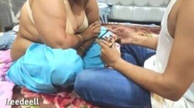 Moti bua ko blue film dikha kar family sex ka maza liya