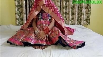 Sexy dulhan ki suhaagraat par pati se Hindi chudai xxx