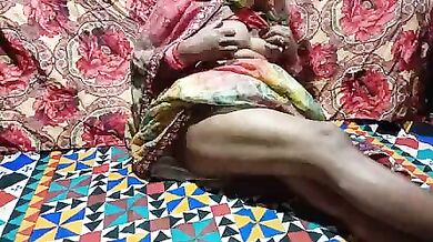 Chudasi aunty aur bete ke dost ka Antarvasna Hindi sex video