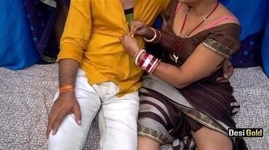 Dhokebaaj bibi ne pati ke dost se pussy fuck ka maja liya