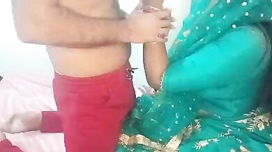 Hindi mai adult baatain karte hue mastram Indian sex masti